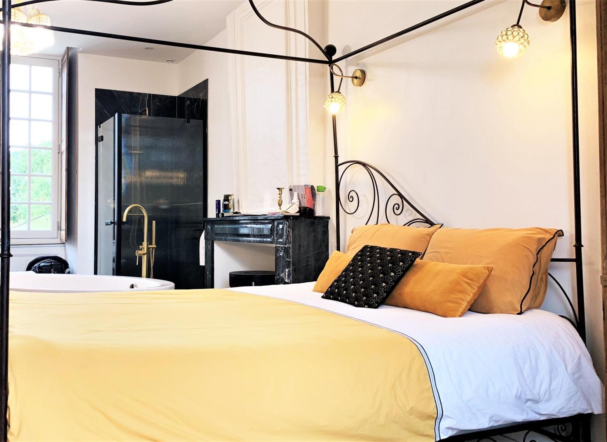 Le Bas Chitray Bed & Breakfast Menil Luaran gambar